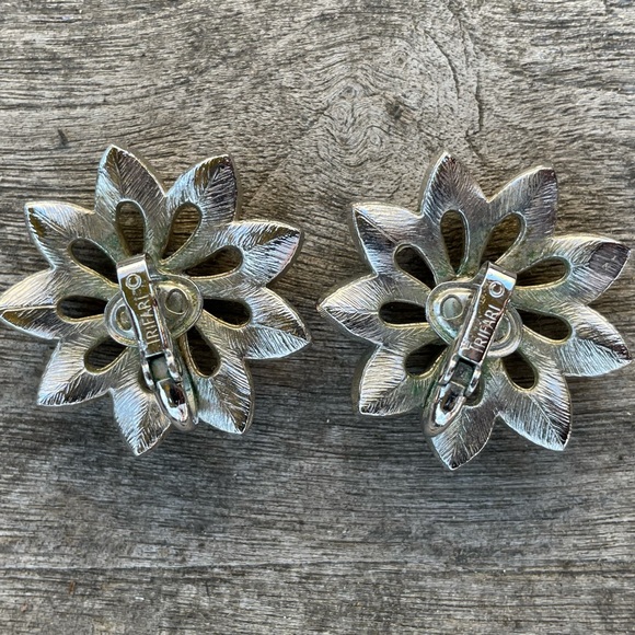 Trifari Crown Clip On Silvertone Flower Earring - Picture 2 of 3